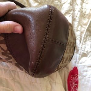 Authentic micheal kors bag. Great condition!